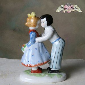 Kissing Statue Boy and Girl Antique Porcelain Pioneer Mdse Co NY 1950 Japan Cute